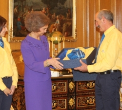 Doña Sofía recibe una camisa del uniforme corporativo de los carteros en la que se ha bordado su nombre debajo del cargo “Cartera Honoraria̶